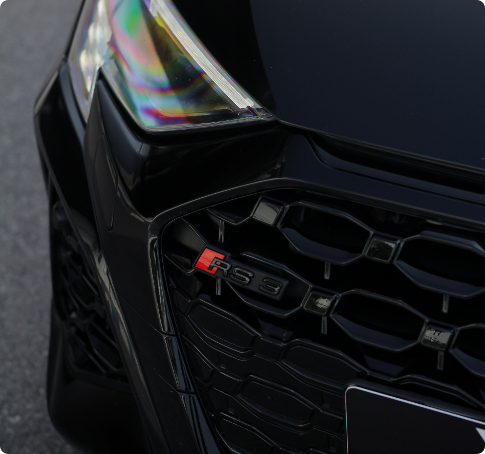 Detail van de grille van een zwarte Audi RS3