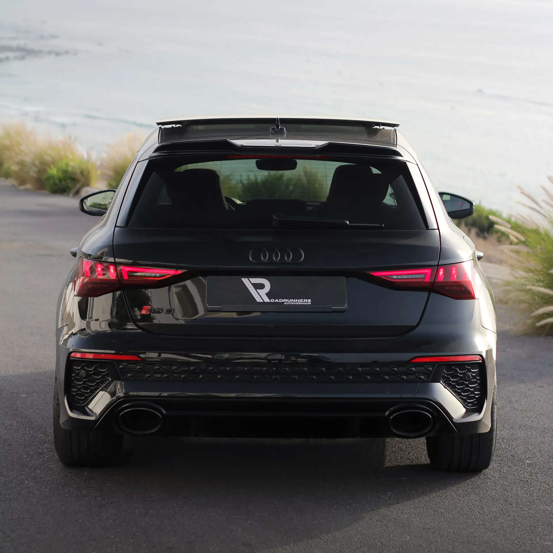 Audi RS3 achterzijde aan zee